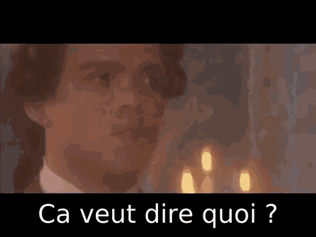 a close up of a man 's face with the words ca veut dire quoi on the bottom