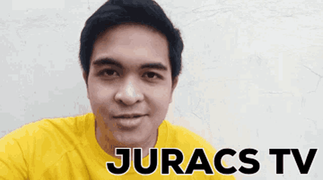 a man wearing a yellow shirt with the words juracs tv on the bottom right