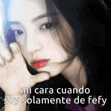 a picture of a woman with the words mi cara cuando soy solamente de fefy below her