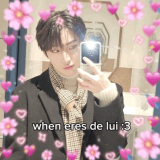 a man taking a picture of himself in a mirror with the words when eres de lui 3 below him