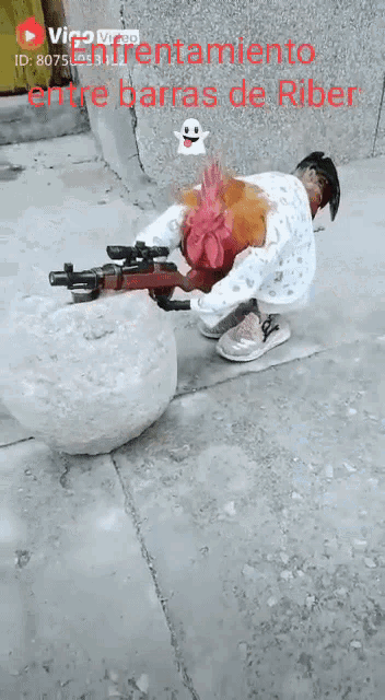 a video of a chicken holding a gun with the words entre barras de riber on the bottom