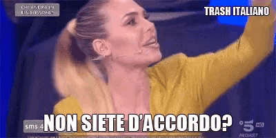 a woman in a yellow shirt is talking into a microphone with the words trash italiano written below her