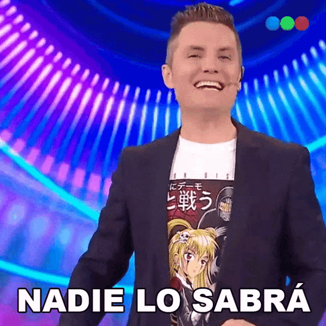 a man wearing a shirt that says nadie lo sabra on it