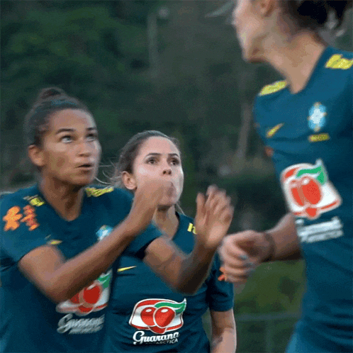 a group of female soccer players wearing jerseys that say itau and vivo