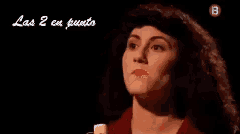 a close up of a woman 's face with the words las 2 en punto written above her