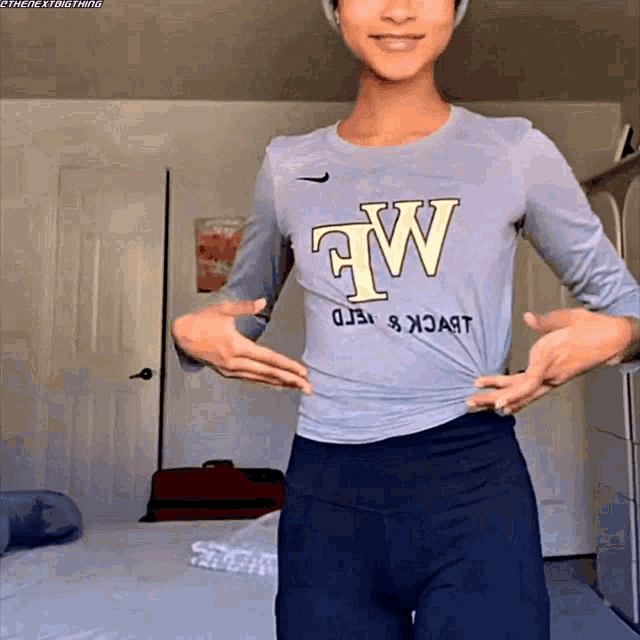 a woman is wearing a shirt that says tw on the front