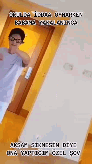 a man wearing glasses is standing in front of a door with a caption that says okulda iddaa oynarken