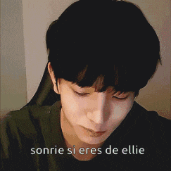 a close up of a person 's face with the words sonrie si eres de ellie