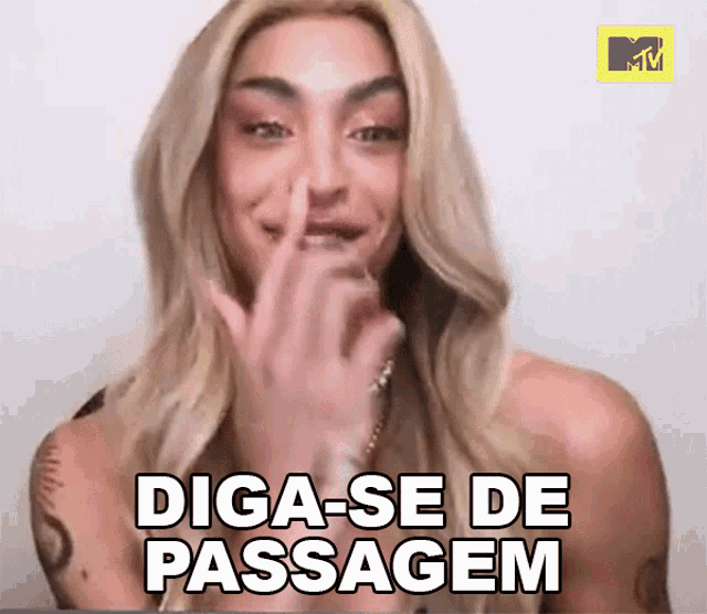 a woman covering her mouth with her finger and the words diga-se de passagem above her