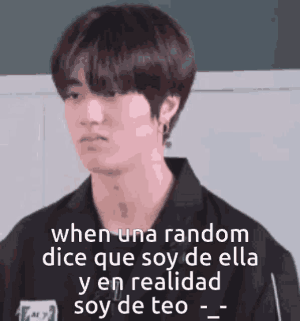 a young man is making a funny face with a caption that says when una random dice que soy de ella y en realidad