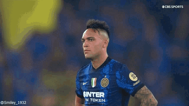 a soccer player wearing a shirt that says ' sinter token ' on it