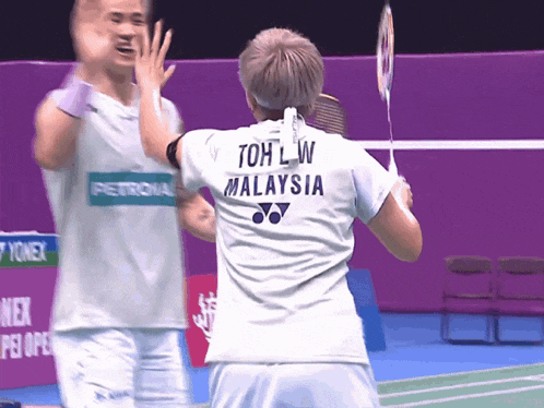 a badminton player with the name toh l w on his back