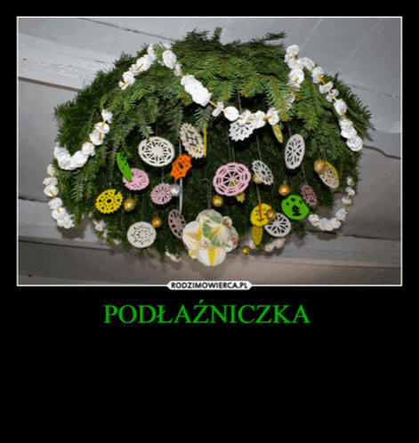a picture of a christmas tree with decorations hanging from the ceiling with the words podlaznicka on the bottom