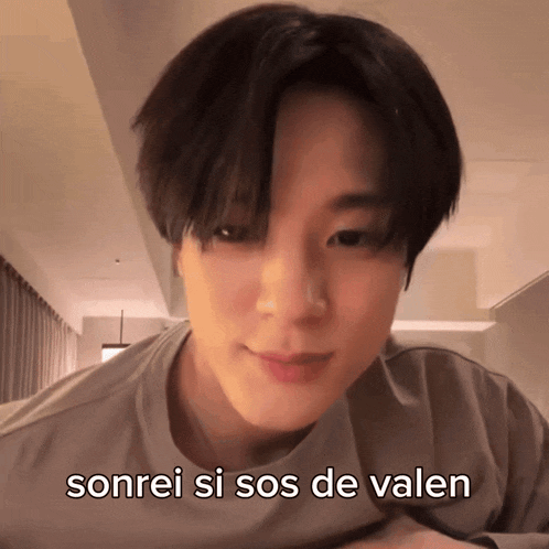 a young man with the words sonrei si sos de valen written on his face