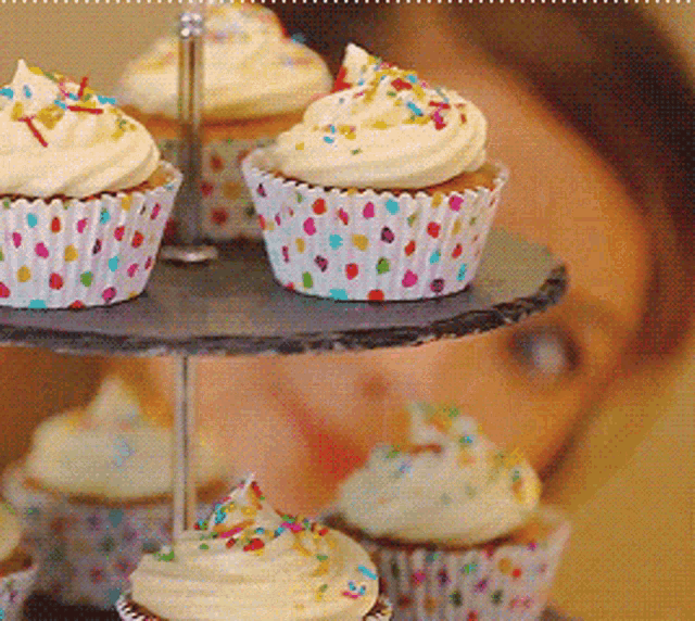 Zoella Cupcakes GIF - Zoella Cupcakes Funfetti GIFs