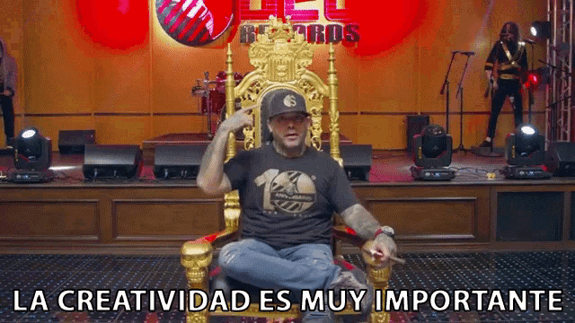 a man is sitting on a throne with the words la creatividad es muy importante written below him