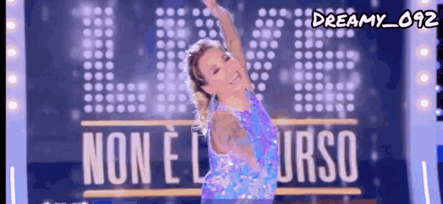 a woman dancing in front of a sign that says " non e l' urso "
