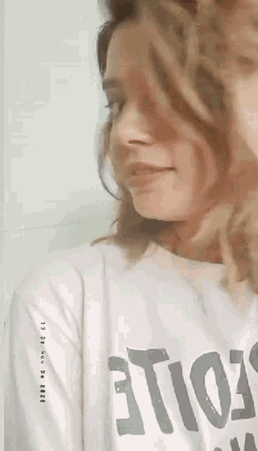 a woman wearing a t-shirt that says " etoile " on it