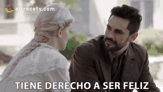 a man and a woman are looking at each other with the words tiene derecho a ser feliz written below them