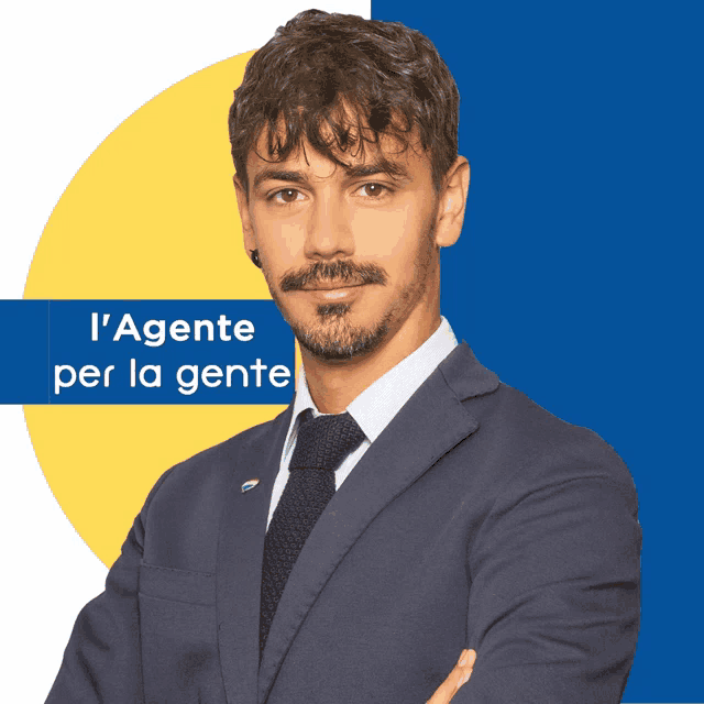 a man in a suit and tie stands with his arms crossed in front of a sign that says l' agente per la gente