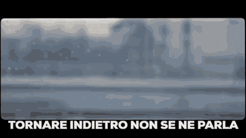 a blurry picture of a snowy scene with the words tornare indietro non se ne parla in the corner .