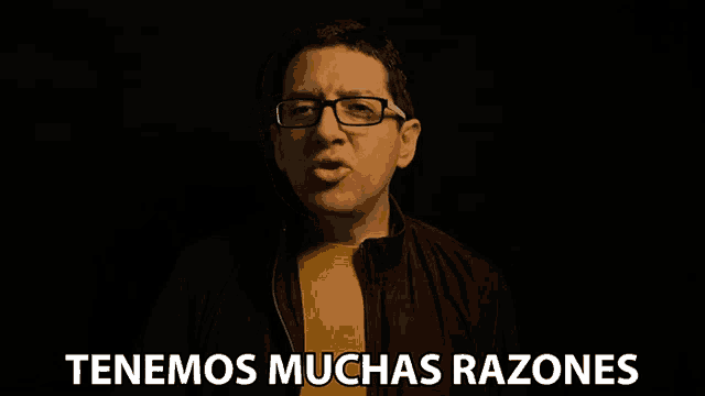 a man with glasses says tenemos muchas razones in spanish