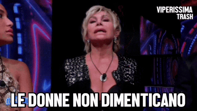 a woman says le donne non dimenticano in front of a dark background