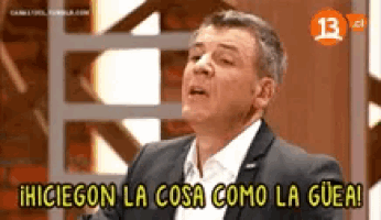 a man in a suit and white shirt is making a funny face and says hiciegon la cosa como la guea !