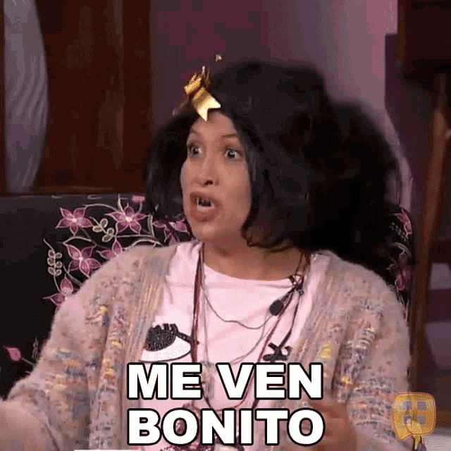 a woman in a wig says me ven bonito in spanish