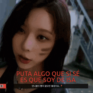 a close up of a woman with the words puta algo que si se es que soy de isa on the bottom