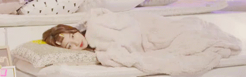 지효 이불속 이불 담요 졸려 피곤 잘래 트와이스 GIF - Jihyo In Bed Blanket GIFs