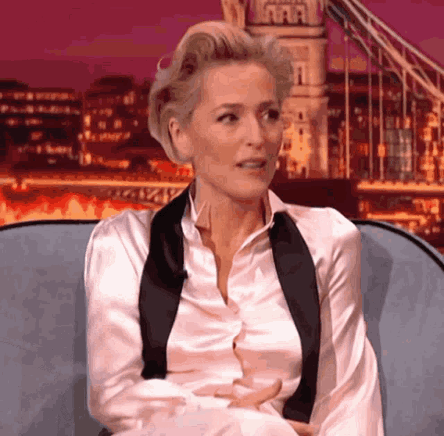 Gillian Anderson Panic Attack GIF - Gillian Anderson Panic Attack Whats Happening GIFs