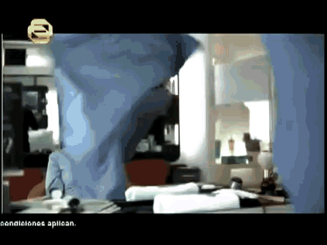 a tv screen shows a man standing in front of a mirror and the words " condiciones aplican " on the bottom
