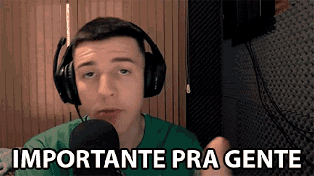 a man wearing headphones is talking into a microphone and says " importante pra gente "