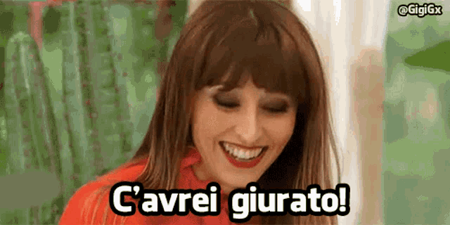 a woman is smiling and saying " c'avrei giurato "