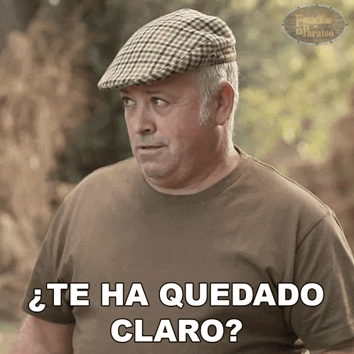 a man wearing a plaid hat and a brown shirt says te ha quedado claro
