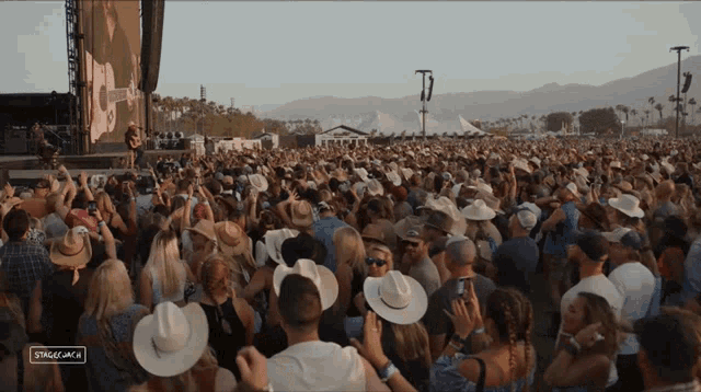 Crowd Stagecoach GIF - Crowd Stagecoach Audience GIFs