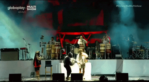 a group of people on stage with the words globoplay multi show on the bottom right