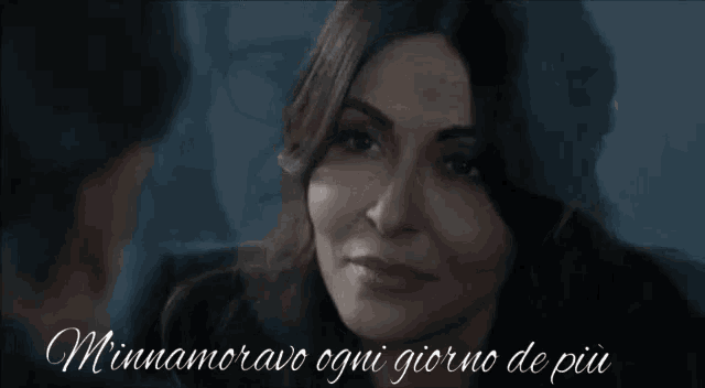 a woman with a sad look on her face is surrounded by the words " minnanamoravo ogni giorno de piu "