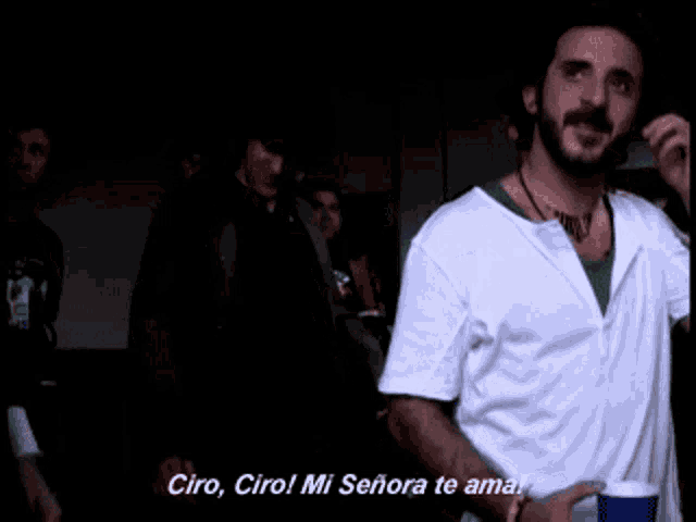 a man in a white shirt is saying ciro ciro mi señora te ama