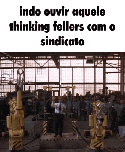 a man standing in a factory with the words indo ouvir aquele thinking fellers com o sindicato