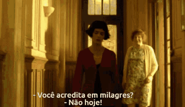 two women are walking down a hallway and one of them says " você acredita em milagros "