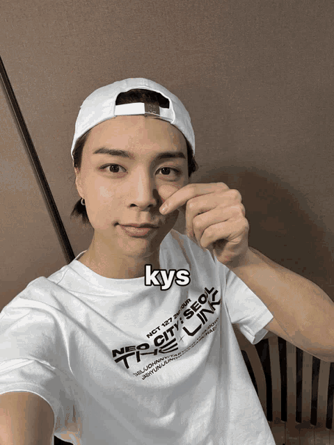 a person wearing a white t-shirt that says nyc 127 seoul