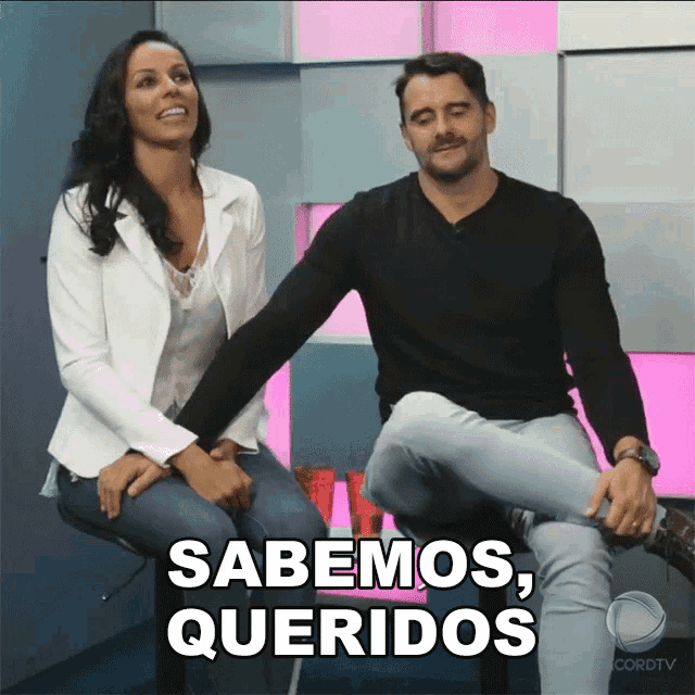 a man and a woman are sitting next to each other with the words sabemos queridos written above them