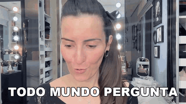 a woman says todo mundo pergunta in a room