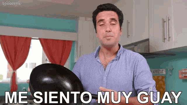 a man holding a frying pan with the words me siento muy guay written below him