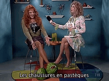 two women are sitting on a colorful rug with the words les chaussures en pastèques on the bottom right