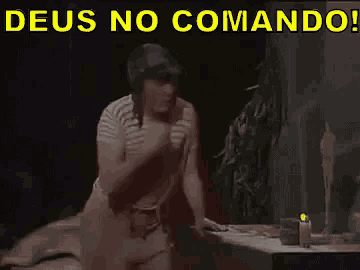 a man is kneeling down in front of a table with the words deus no comando on the top