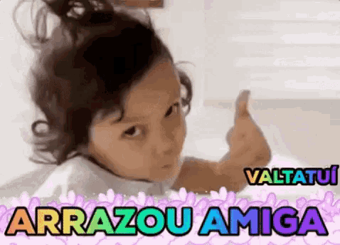 a little girl is giving a thumbs up with the words arrazou amiga written above her