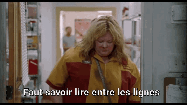 a woman in a yellow and red uniform with the words " faut savoir lire entre les lignes " below her